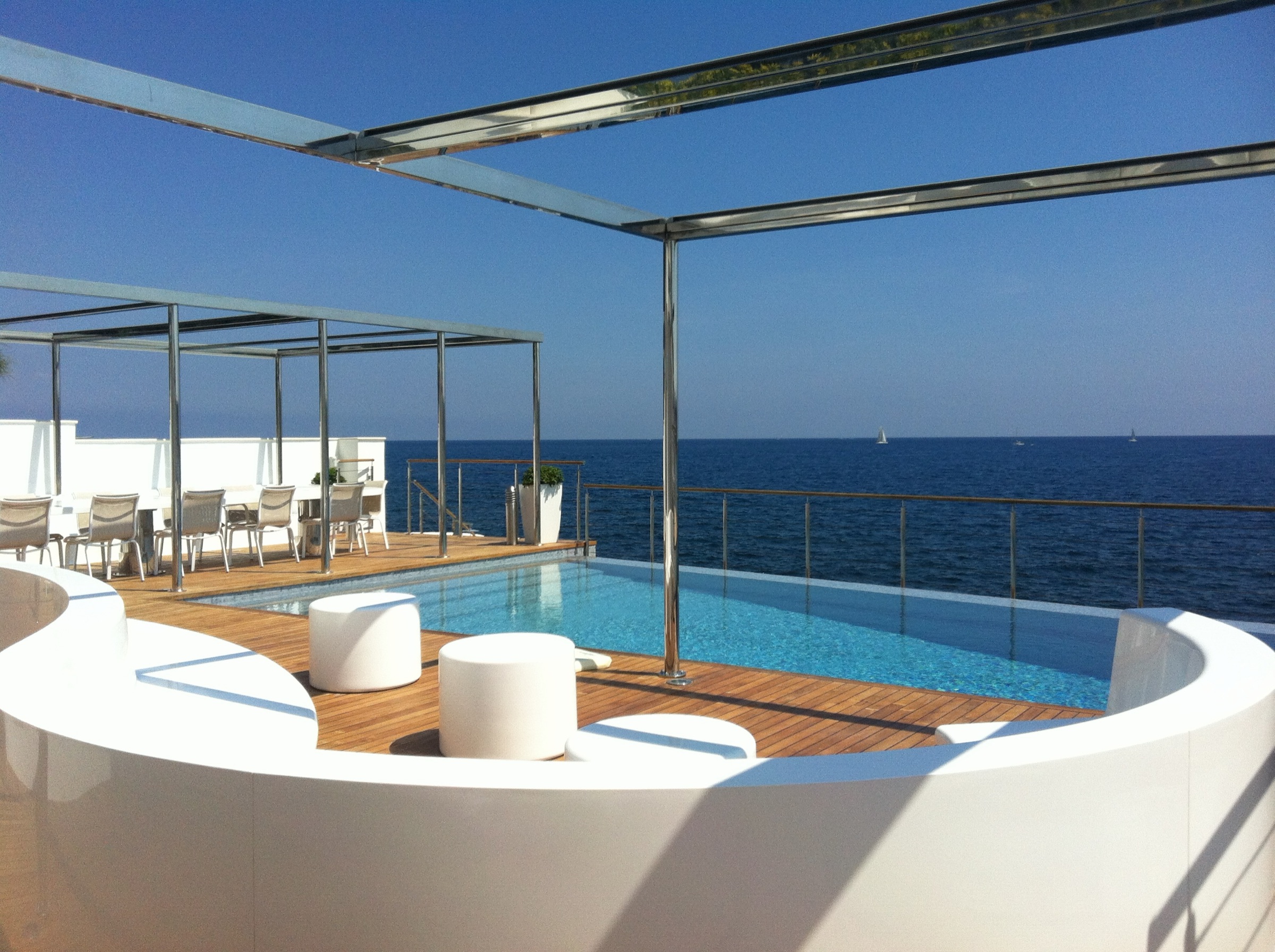 Piscine à débordement en mosaïque, face à la Méditerranée