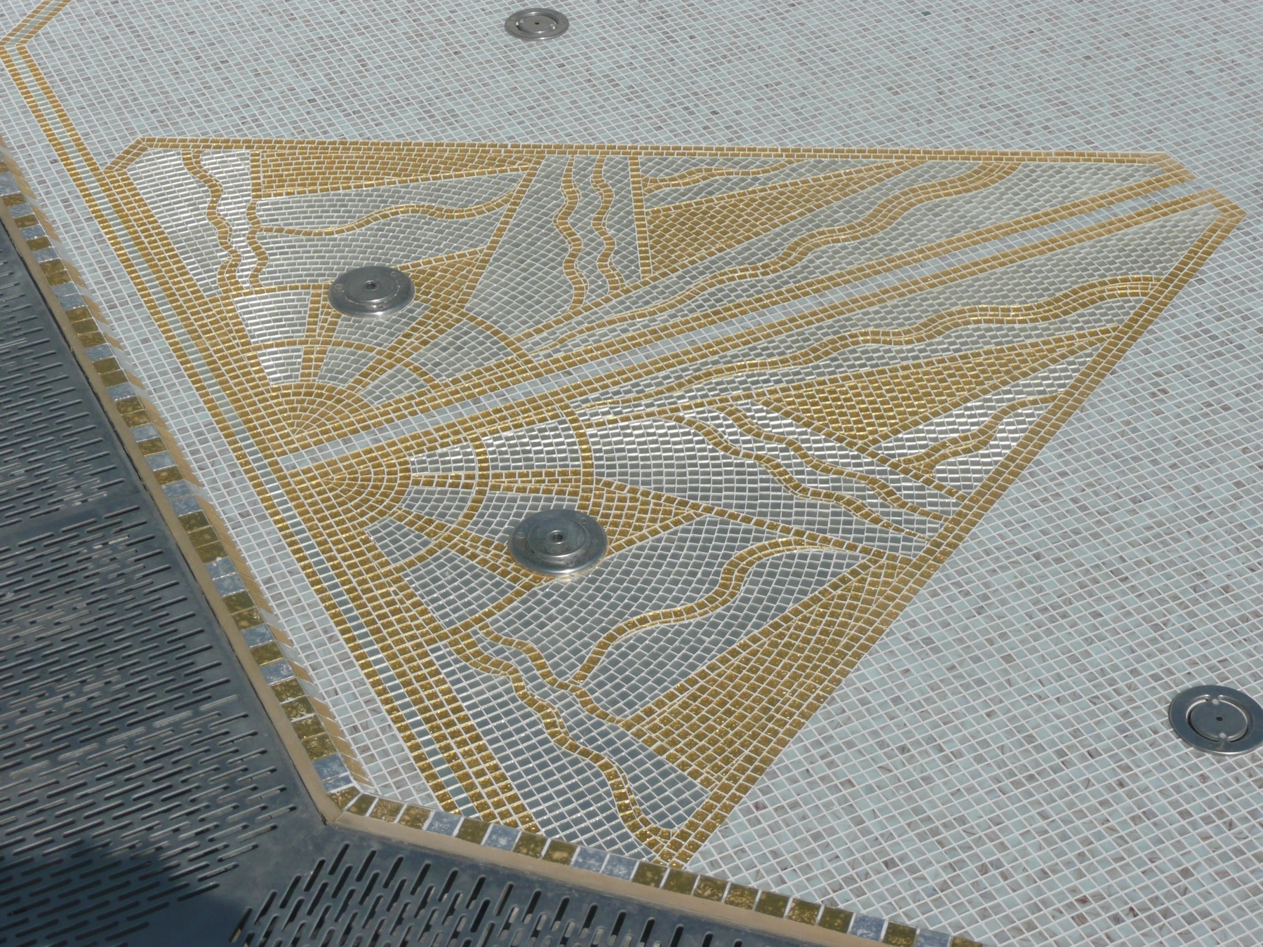 Détail d'une frise de bordure — Piscine du Château, Cap d’Antibes