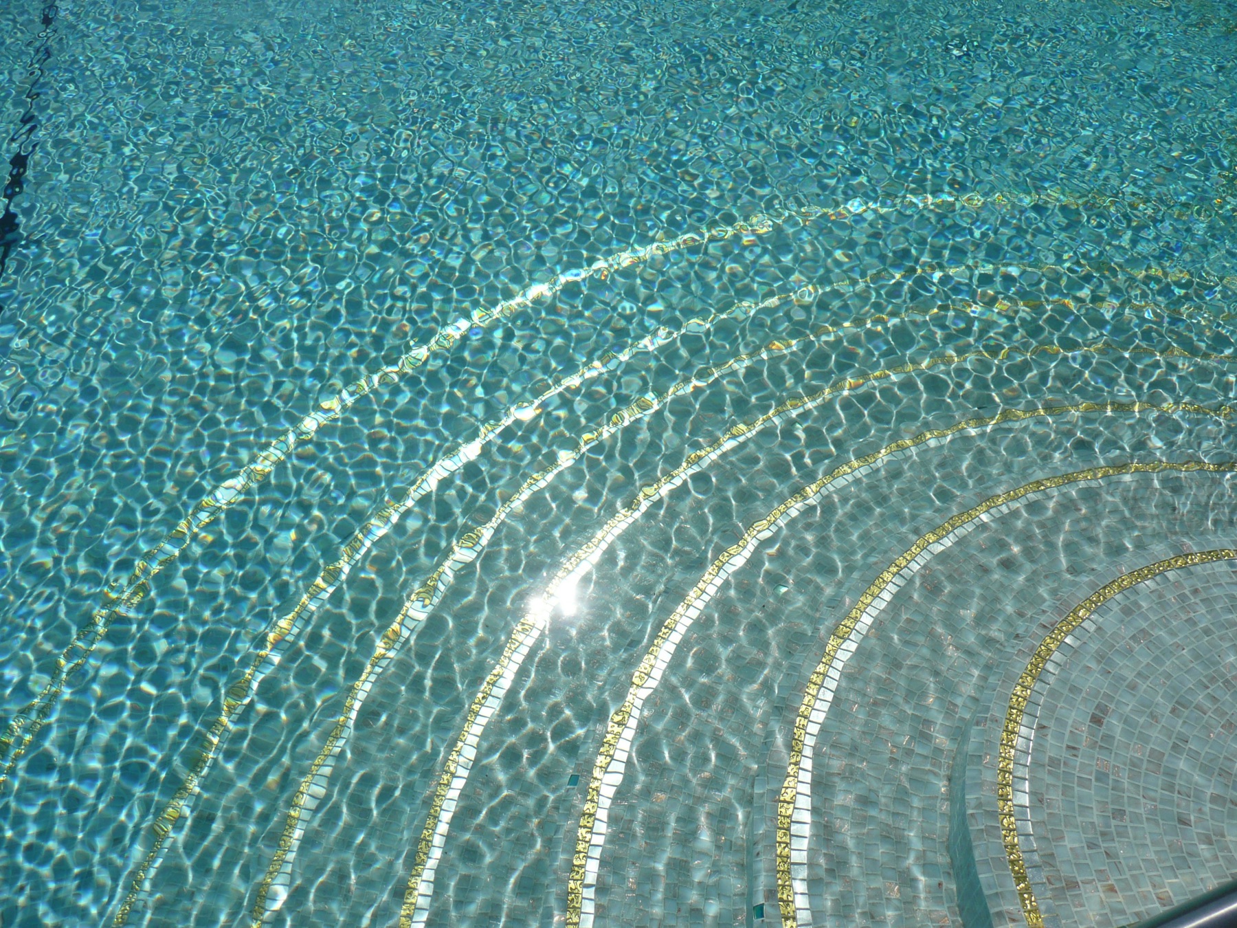 Les marches et leur décor rayonnant — Piscine du Château, Cap d’Antibes